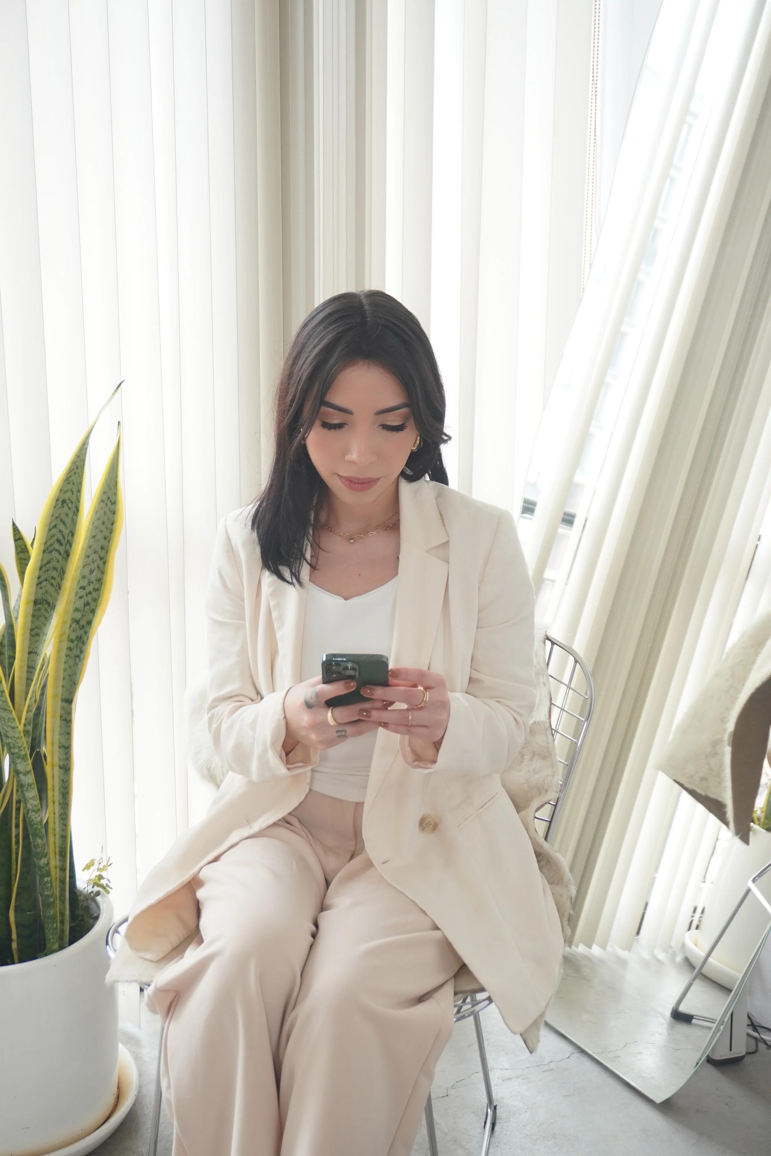 Mujer usando una computadora